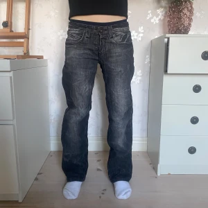 jeans - svarta washed out jeans med coola repor. jag är 167cm. inga defekter knappt använda. snyggare strykta. skriv gärna för info, mått eller pris. 