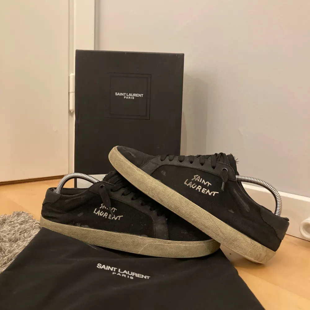 Tja, säljer ett par tvärfeta yves saint Laurent sneakers som jag köpte i vintras. Har använt dem väldigt mycket men tagit väl hand om dem, lite defekter men dem har mer att ge. Storlek 43🙌. Skor.