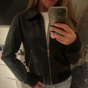 Skinnjacka - Super fin skinnjacka i som passar Strl S/M
