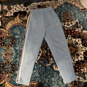 Palm angels byxor  - Hej, jag vill sälja ett par Palm angels byxor som är köpta ett par år sedan.  Condition 8/10 