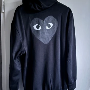 Commes des garçon tröja - Hej, jag vill sälja min commes des garçon tröja som jag använt ett fåtal. Tyvärr har jag ingen kvitto då jag köpte den från en reseller.