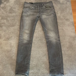 Dondup jeans  - Säljer dessa riktigt snygga Dondup jeans som är i nyskick och är riktigt snygga nu till hösten/vintern. Nypris är 3600, säljs för 1299kr. Skriv vid minsta intresse.