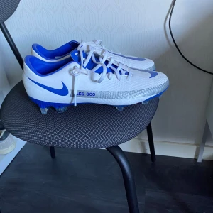 Fotbollsskor st 42 - Nike phantom fotbollsskor i storlek 42. De har aldrig används då de inte passar. De är lite små i storleken, skulle kunna passa till någon som har storlek 41.