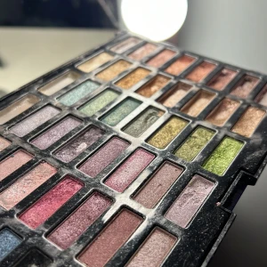 Viva la Diva 48 pearl eyesadhows - Säljer denna palett då den inte längre kommer till användning med 48 färger.