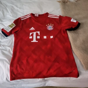 Bayern München tröja - Hej Jag säljer nu min autentiska Bayern München tröja Ny pris på den tröjan är 1700 Jag säljer pga att jag inte längre vill ha den Hoppas att ni har intresse för den pris kan diskuteras  Mvh Tintin