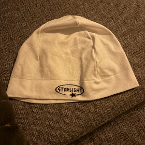 STARLIGHT mössa  - 10/10 i skick använd endast 1 gång och den passade inte min still
