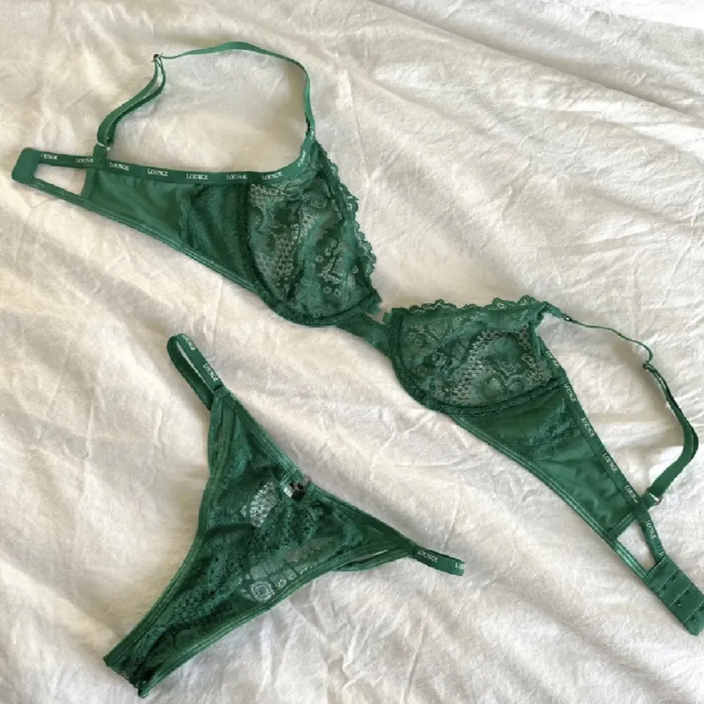 Rabatt vid köp av flera plagg, skriv i chatten | Helt oanvänt set från Loungeunderwear | Orginalpris: 650kr | Första bilderna är lånade från deras hemsida | Bh storlek 70C trosor XS | Köparen står för frakt . Muu.