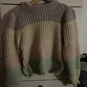 Mysig tjock stickad tröja - Storlek M Köpt från vinted  Använd en gång 