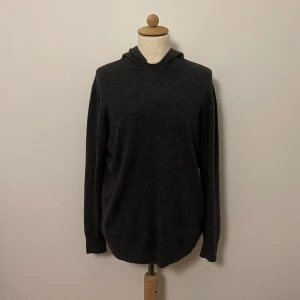 Merinoull Hoodie - Hoodie i merinoull sample, nu säljs helt oanvänd bara experimenterad i kragen med och ett litet hål i armen från felproduktion. Inga tags men sitter som M 