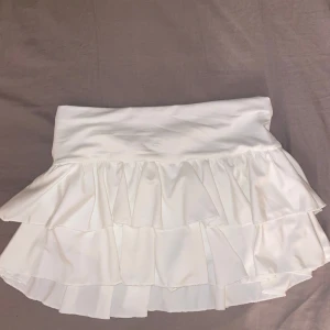 Vit kjol - Säljer denna vita kjolen pårgund av att den är väldigt kort på mig (den har shorts under), provat en gång 💕