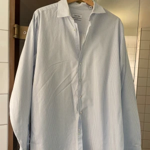 Randig skjorta från Calvin Klein - Säljer en stilren och klassisk ljusblå och vit randig skjorta från Calvin Klein. 