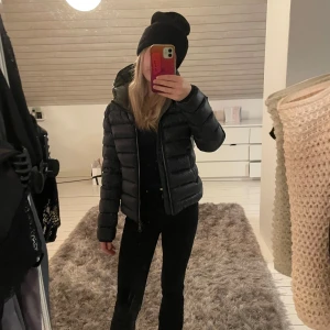 Colmar jacka - Säljer nu min fina colmar jacka då jag försöker sälja av, den har inga defekter och har sällan använts. Köpte förra året för ny pris cirka 4500kr. Priset kan även diskuteras och sänkas vid snabb och smidig affär!