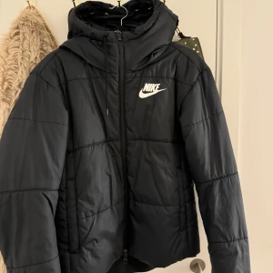 Nike jacka! - Säljer min nike jacka då den inte används, inga defekter vad jag kan se. Storlek Xs men funkar som en Xxs-S också! Skriv för fler bilder och hör av er ifall ni är intresserade, klicka inte köp nu utan att ha meddelat! Pris kan diskuteras!!!❤️