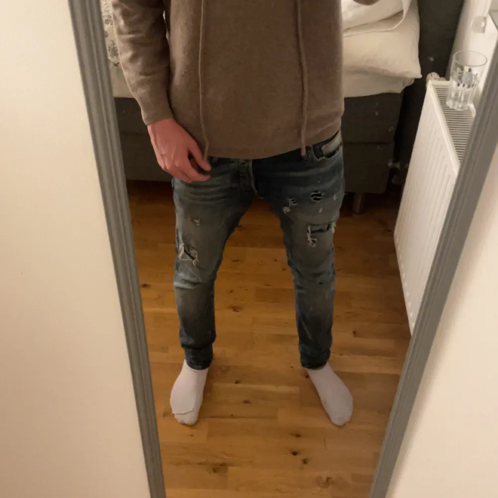 Säljer dom här super snygga Jack n Jones jeansen i modell Glenn, jeansen är använda men fortfarande mycket kvar att ge. Jeansen har en riktigt snygg tvätt och snygga slitningar. Priset kan diskuteras vid snabb affär. Jeans & Byxor.