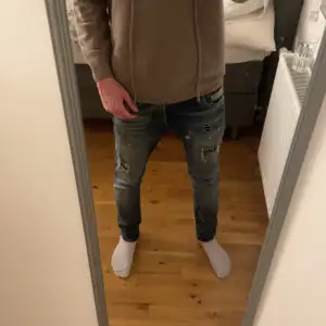 Säljer dom här super snygga Jack n Jones jeansen i modell Glenn, jeansen är använda men fortfarande mycket kvar att ge. Jeansen har en riktigt snygg tvätt och snygga slitningar. Priset kan diskuteras vid snabb affär