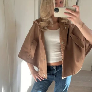 Poncho  - Säljer denna jätte snygga ponchon som är köpt second hand. Perfekt nu till hösten💕🍂 köpt här på Plick men lite för stor tyvärr. OBS! Inte mina bilder  