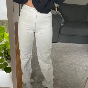 Högmidjade Jeans från Zara  - Superfina ljus beiga jeans från zara, dem är använda 1 gång!