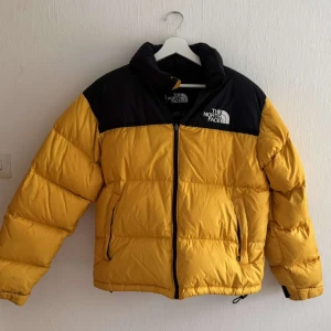 North Face Vinterjacka - Nu säljer jag den här gula The North Face 1996 retro nuptse jackan. Använd en del, men fortfarande i fint skick. Säljs då den inte riktigt längre passar. Nypris 3899kr.