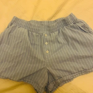 Pyjamas  - Hej säljer dessa söta pyjamas shorts, som kommer ej till nån användning. Finns en defekt i höger ficka, ett mellan stort hål men fickan går att använda frf. Köparen står för frakten. Pris kan diskuteras. Kom privat för frågor/bilder. 💞