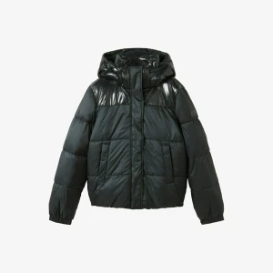 Grön vinterjacka  - Säljer denna as snygga slutsålda gröna vinterjacka 🤍 Köpt på zalando förra året men knappt använd då den va lite för liten för min smak (är 175 på bilden) 💓 pris kan diskuteras