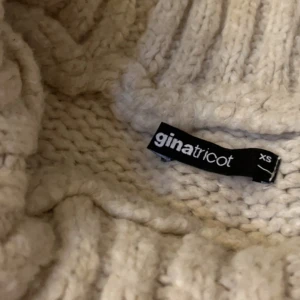 GINA TRÖJA -  En otroligt fin off shoulder tröja, Använd fåtal gånger och den är i otroligt bra skick, NYPRIS- ca 400 