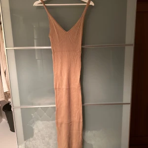 Ginatricot - Långklänning - Långklänning från Ginatricot i nyskick, använd fåtal gånger. Inga defekter! Stretchigt material!🤍