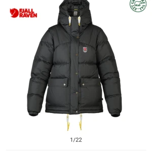 Fjällräven jacka svart  - Jacka från fjällräven Nyskick Köpt för: 6999 kronor Storlek: S 