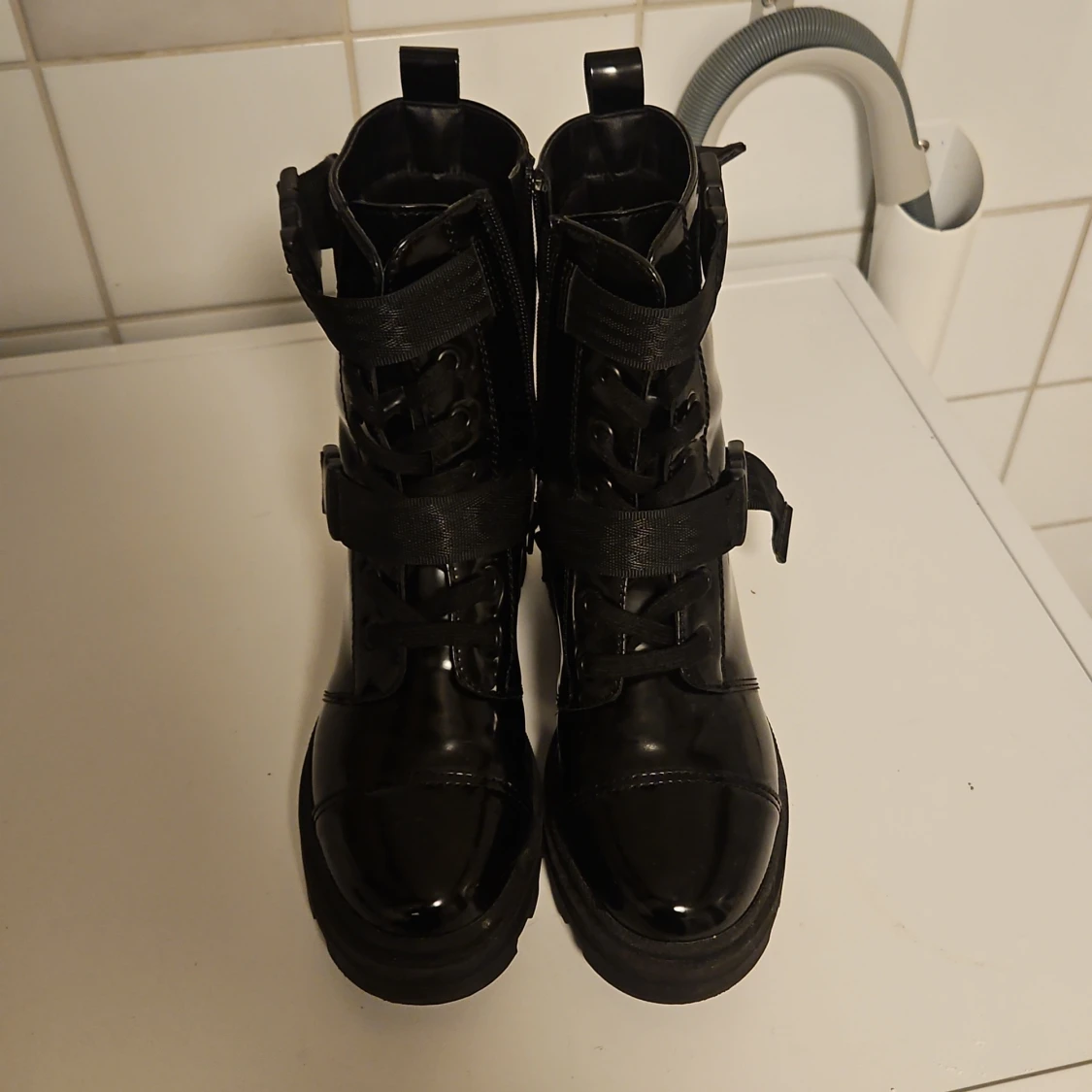 Svarta lackade boots med snörning och spännen - 92