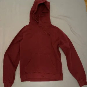 Vinröd hoodie  - Jättesnygg vinröd hoodie i stl xs