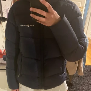 Sail racing vinterjacka  - Jätte fin mörkblå Sail racing vinterjacka, använt max 2 gånger. Jätte bra skick, nästan som ny. I modellen Sail racing W Gravity Down.