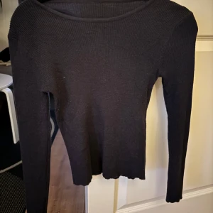 Ribbad tröja - Mörkgrå ribbad tröja, mjukt material. Knappt använd