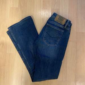 Bootcut jeans från JC, strl w. 26, L31: men är upplagda och skulle säga w. 24/25 och L27. Försökte jämföra färgen med ett par ljusa, se även sista bilden hur färgen ser ut i annat ljus.  Jag är 157 cm, Innerbenslängd 75 cm