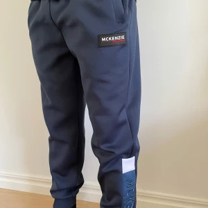 Mckenzie byxa  - Säljer denna feta Mckenzie byxan, då den är för stor på mig, byxan är i ny skick, priset är inte spikat i sten! Hör av er vid minsta lilla fundering. 