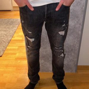 Jack & Jones jeans - Tvärfeta Jack &Jones jeans med slitningar!   Skicket är mycket bra 9/10    Storlek 30/32, aningen tajtare i midjan än vanligt