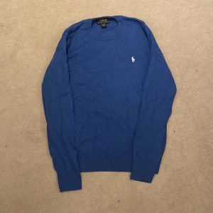 Ralph Lauren  - Säljer en riktigt fet stickad tröja från Ralph lauren. Den är i mycket bra skick och är storlek 14-16 år (motsvarar ungefär Xs men är lite liten i storleken). Hör av er vid frågor eller funderingar.