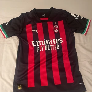 AC Milan fotbolls tröja - Bra skick Inget namn på ryggen