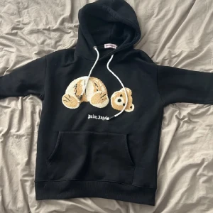 Palm angels hoodie  - Tja, säljer nu denna feta hoodie då den inte kommer till användning! Storlek M men sitter som en s! Självklart äkta! 
