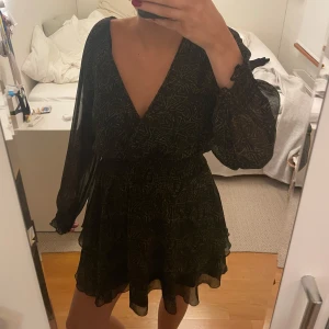 Grön Zara klänning  - Superfin och lite höstig klänning från Zara 