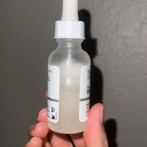 The Ordinary Niacinamide 10% + Zinc 1% 60 ml Bild på The Ordinary Niacinamide 10% + Zinc 1% 60 ml - Använd ett par gånger, ungefär halva är kvar som på bilden, säljs för att den inte används längre och jag fick effekten jag ville ha. Ny pris 160kr, mitt pris 40kr 