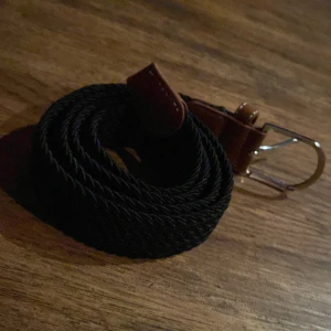 Flätat bälte - Aldrig använd. Kommer inte till användning eftersom att jag har väldigt många bälten så säljer dem som inte användts. Väldigt bra pis med tanke på nypriset. Ställ frågor om du har några.