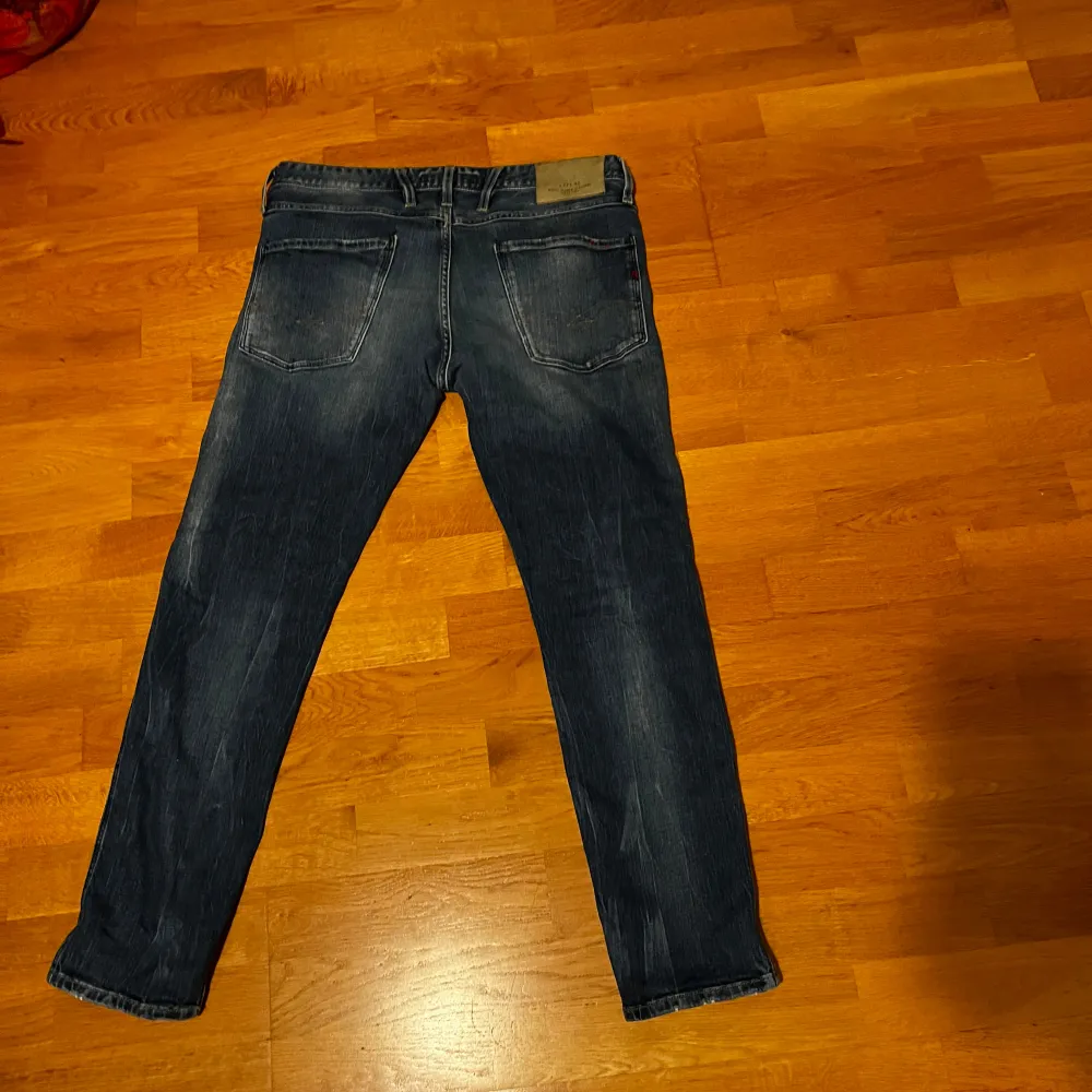 Säljer ett par snygga blå jeans från Replay. Jeansen är bra skick och riktigt feta. W32 L30. Jeans & Byxor.