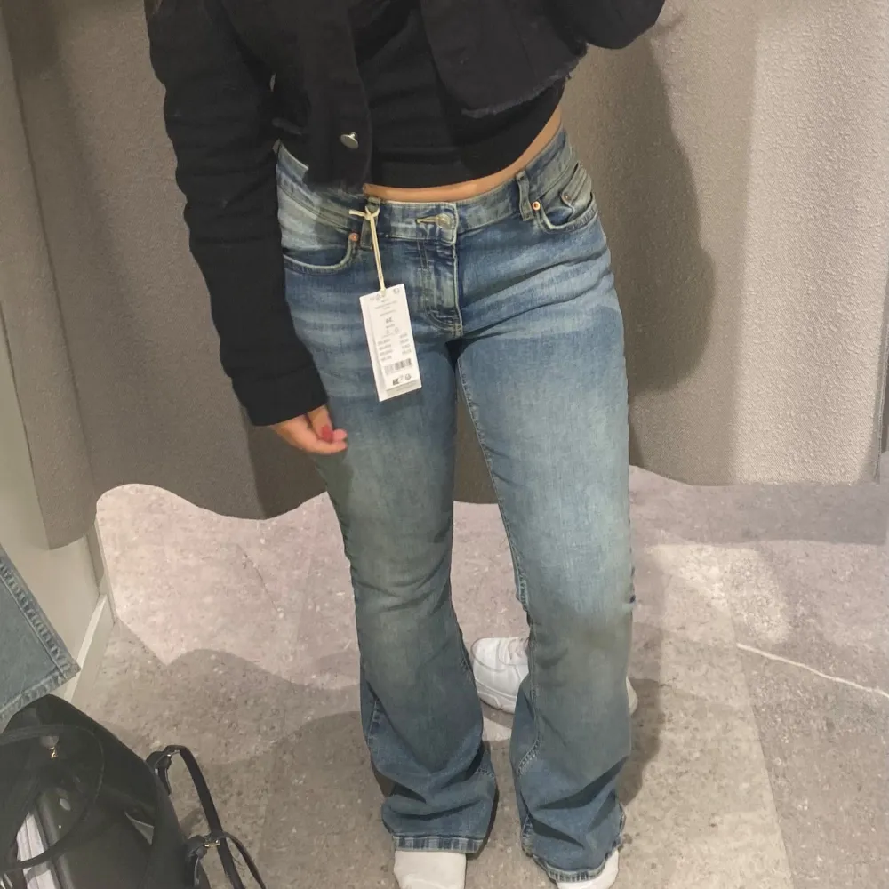 Ett par basic låg midjade bootcut jeans från gina tricot. Jeansen är i bra skick💕. Jeans & Byxor.