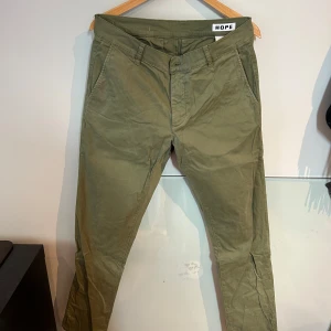 HOPR Chinos - Grymt snygga chinos från HOPE. Olivgröna & regular passform.  Orginalpris: 1900kr 