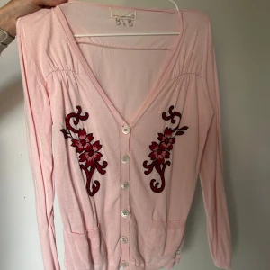 Kofta odd molly  - Rosa kofta från odd molly, använd men bra skick. 