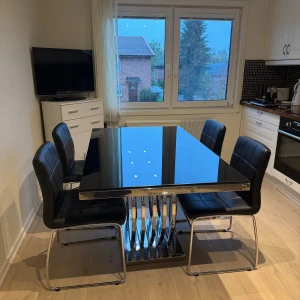 Bord med stolar  - Bordet är i ett mycket gott skick. Nypris 8000  Stolar ingår i priset  