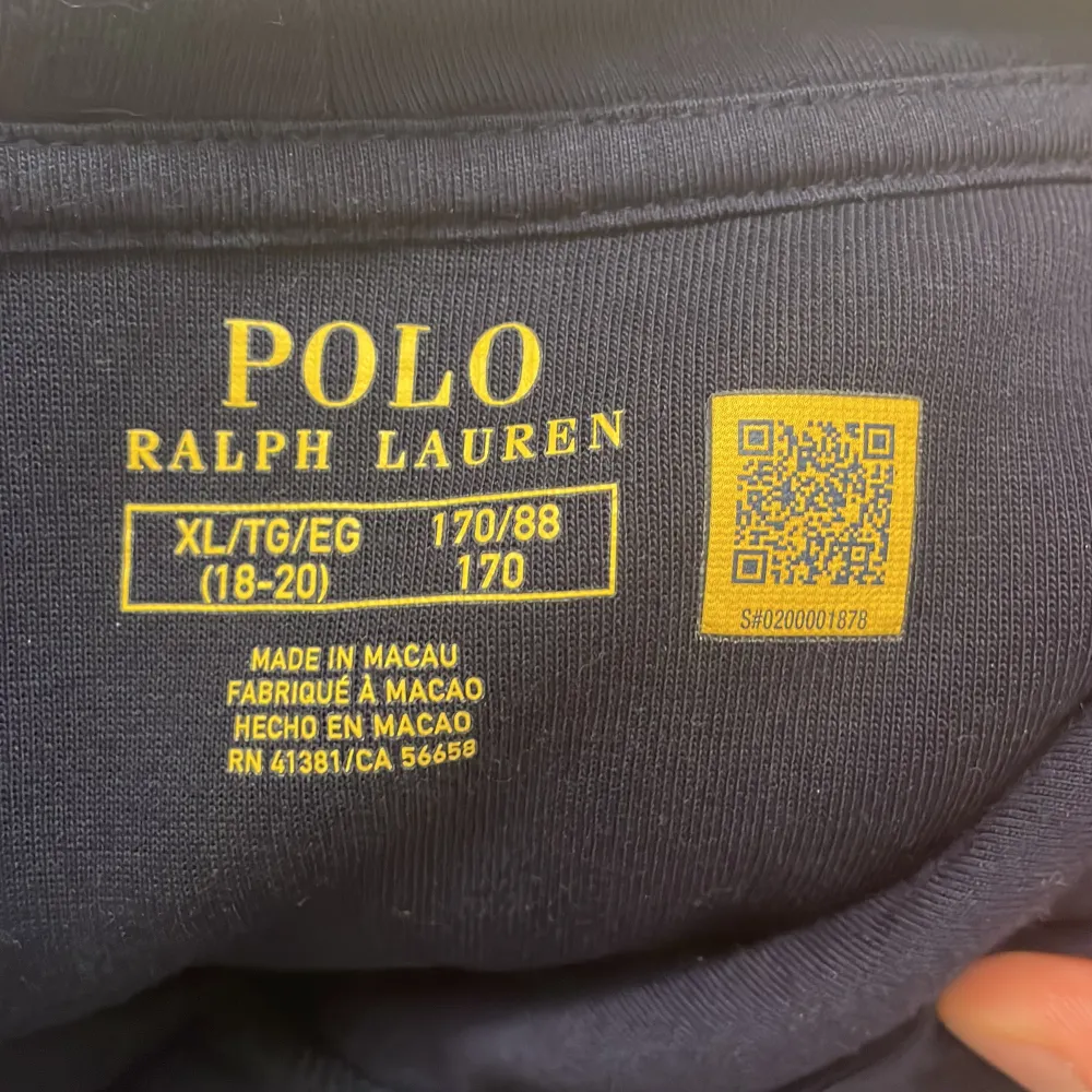 Säljer nu denna Polo Ralph Lauren då den inte har kommit till användning, den är i storlek xl i barn men sitter som en S! . Hoodies.