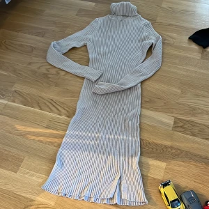 Klänning  - Stickad polo klännning beige. 