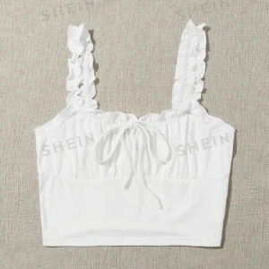 Gulligt vitt linne - Lånad bild. Säljer en superfin vit linnetopp. Den har söta volangdetaljer på axelbanden och en knytning framtill. Toppen är i ett mjukt och bekvämt material. Använt få gånger & i bra skick💕