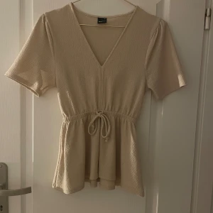 Peplum topp - Säljer denna jättefina toppen som tyvärr inte passar längre. Använd men är i mycket bra skick, har inga skador. Pris kan diskuteras!