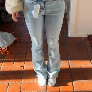 Ginatricot jeans ljusblåa bootcut  - Ljusblåa bootcut jeans från Ginatricot. Mycket bra skick då dom knappt är använda💓